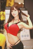 美女主播崔瑟琪微博晒照 网友：丁字裤亮了