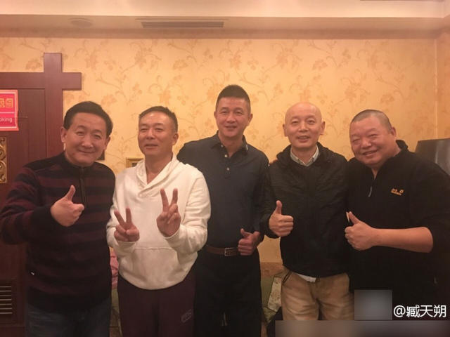 臧天朔晒聚会照阵容强大 葛优梁天现身