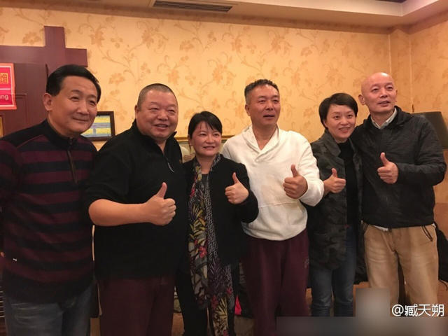 臧天朔晒聚会照阵容强大 葛优梁天现身