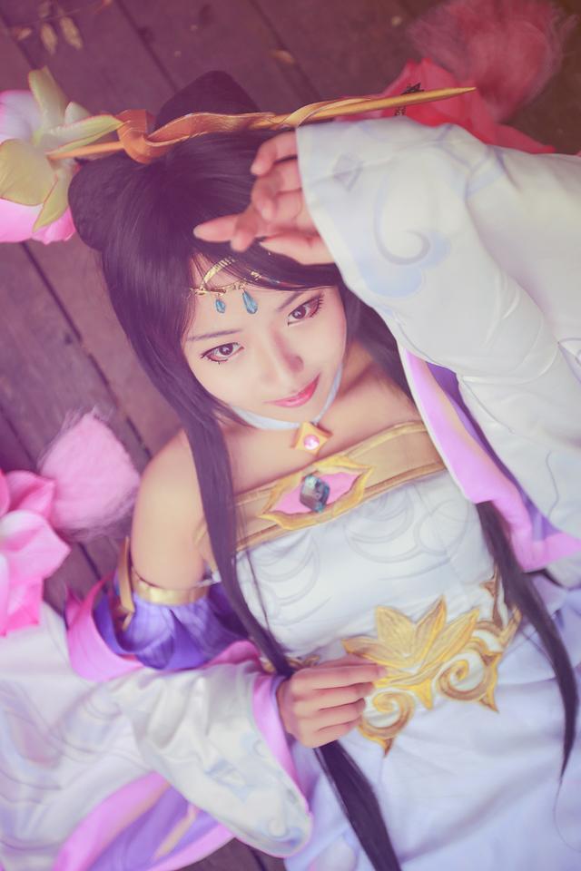 美女cos《王者荣耀》貂蝉 抹胸短裙诱惑让人醉