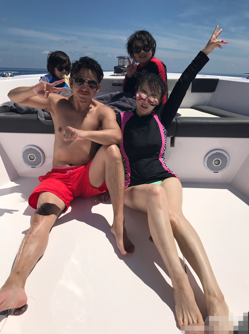 邹市明一家海边度假 冉莹颖修长美腿抢镜(图)