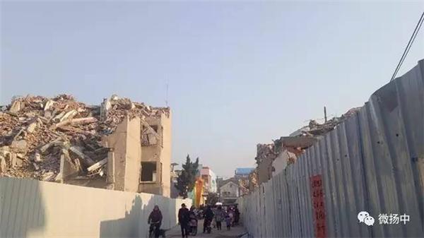 镇江一幼儿园被拆迁工地包围 尘土漫天飞舞