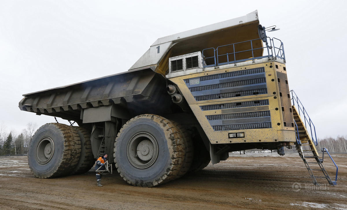 矿山自卸式重车,卡车中的超级巨无霸,如美国卡特彼勒797自卸式重车和