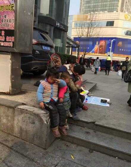 南京广州路一家六口乞讨 最小孩子坐婴儿椅
