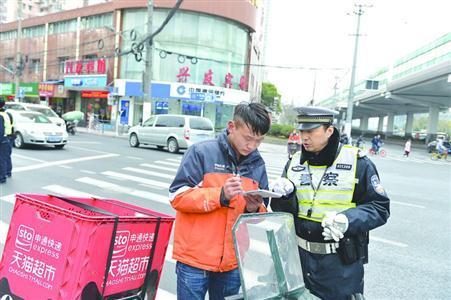 快递外卖 玩命速递 沪交警1小时查处237起违法