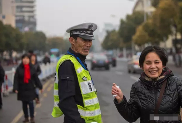 无锡55岁协警生日当天退休 全城为他送行