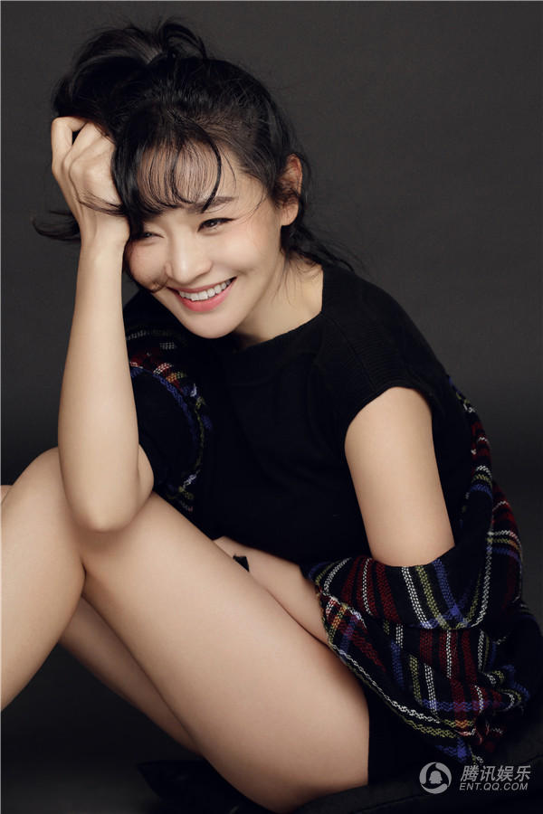 高清:王维维时尚大片笑容治愈 苹果辫展少女感