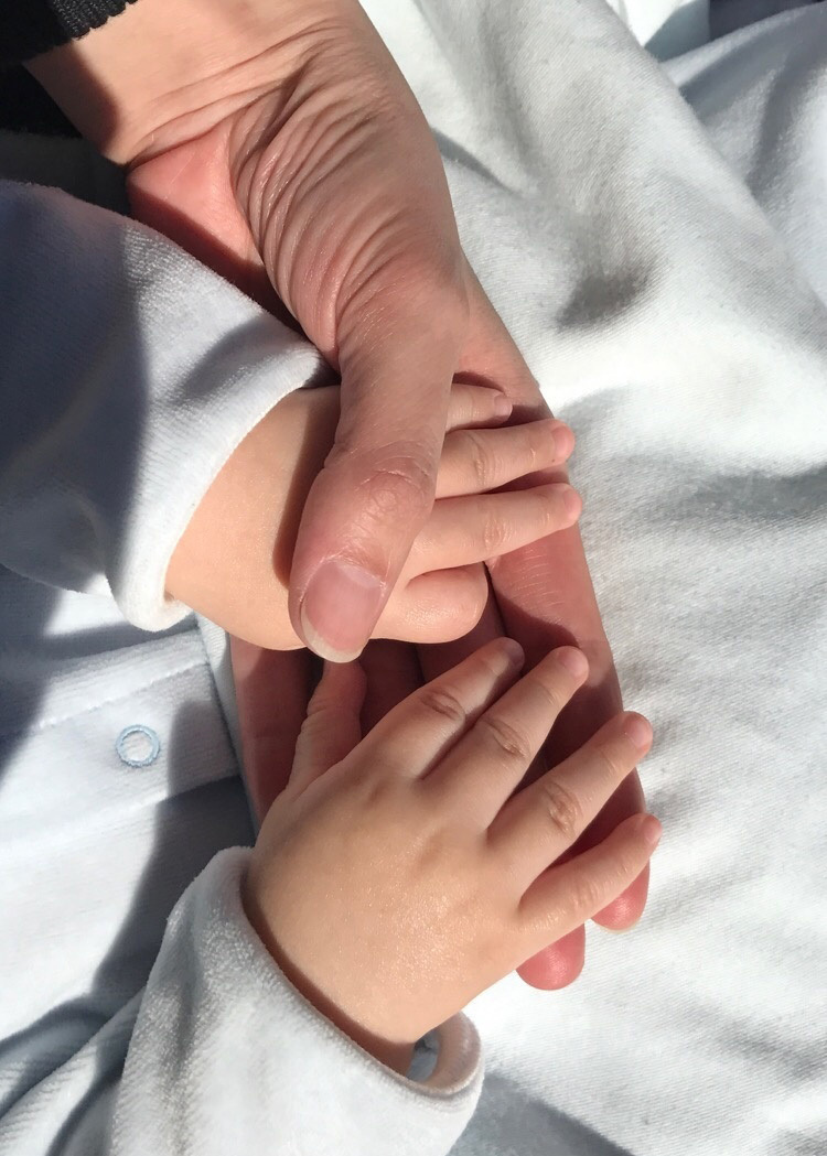 组图:谢杏芳晒娃秀幸福 大手牵小手温馨可爱