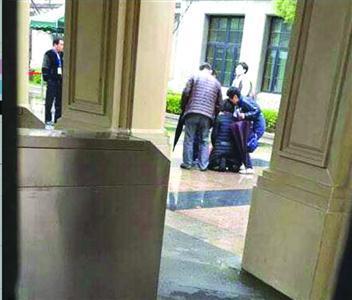 校园开放日家长下跪引发网友热议