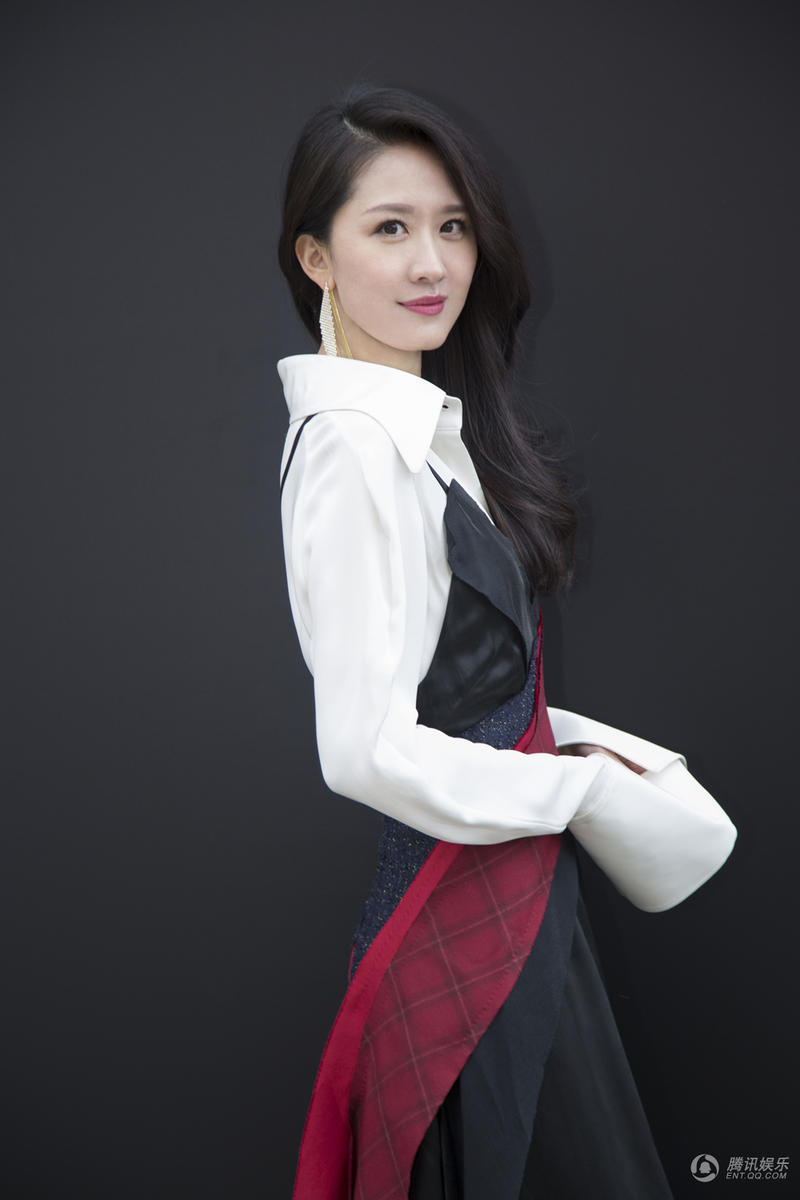 张雯受邀出席时装周 拼接礼服裙妩媚大方 6张