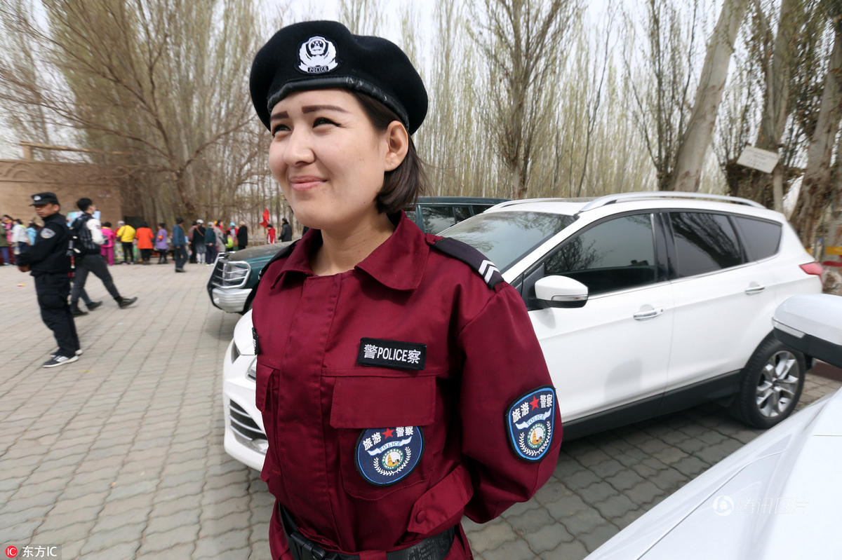 新疆旅游警察亮相 贝雷帽配酒红色制服2017.3.28