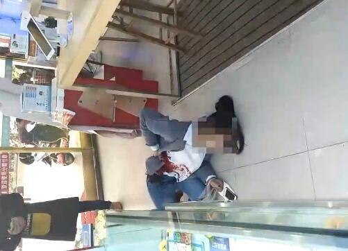 常州一女子当街被捅 行凶男子疑得绝症