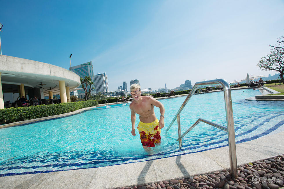 谢孟伟泳池大片化身野兽派 演绎激情夏日-时尚