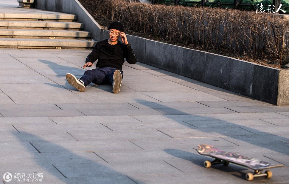 短板滑板怎么跳上台阶