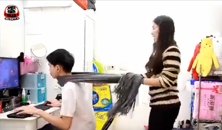 不让男友玩游戏妹子竟干出这事 疑似凶杀现场