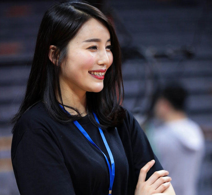 高清:广东主场惊现超气质美女 雪白长腿抢镜_体育
