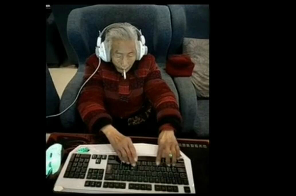 网吧惊现80岁老太太玩游戏,一边喝酒一边唱