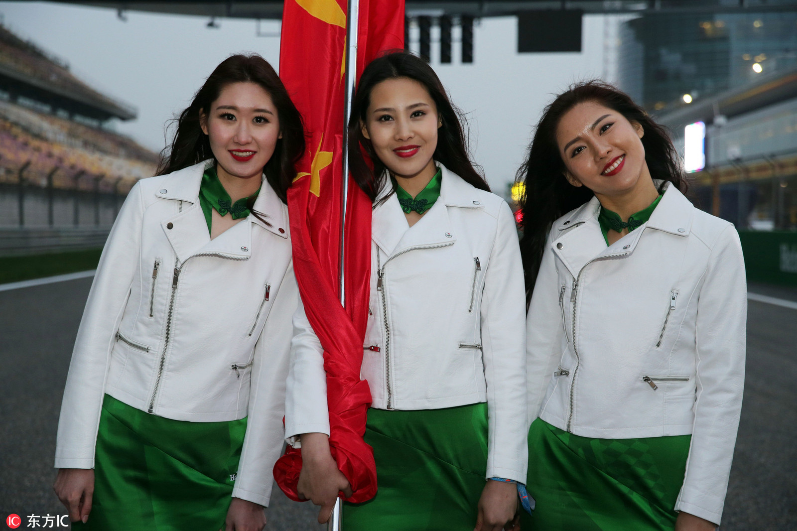 詹皇送9岁儿子生日礼物 晒游戏机造型蛋糕