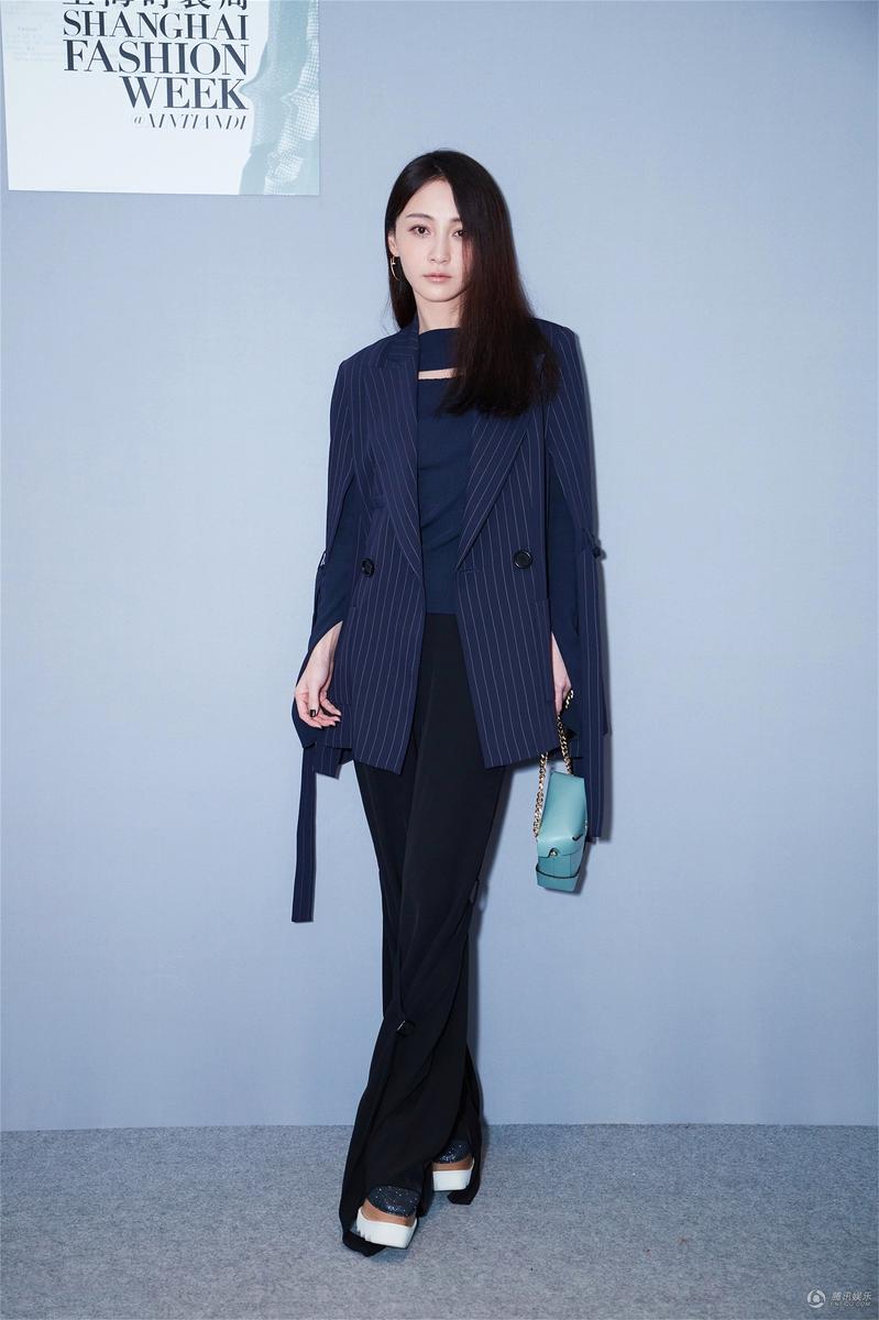高清:姚笛首次西装look 帅气现身时装周
