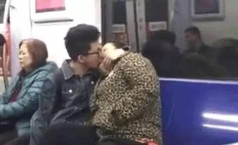 20岁小伙东直门地铁激吻大妈