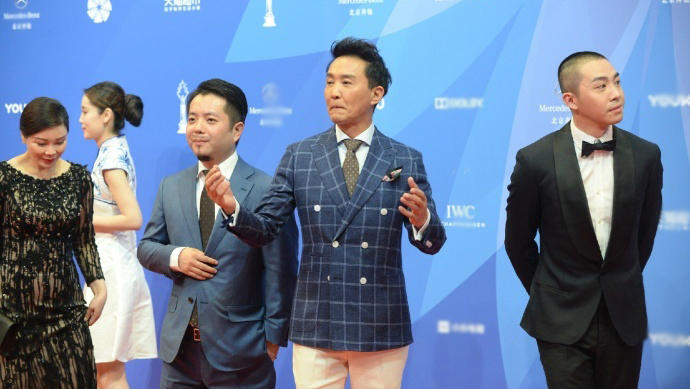 你看过达康书记走红毯吗?好一个行走的表情包(图)