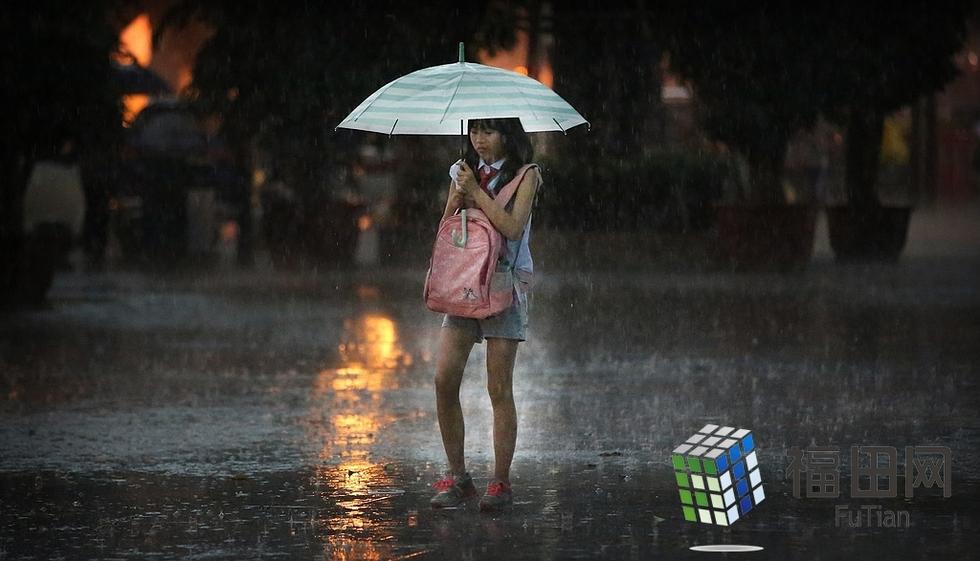 街拍福田:大雨下深圳美女们的微表情