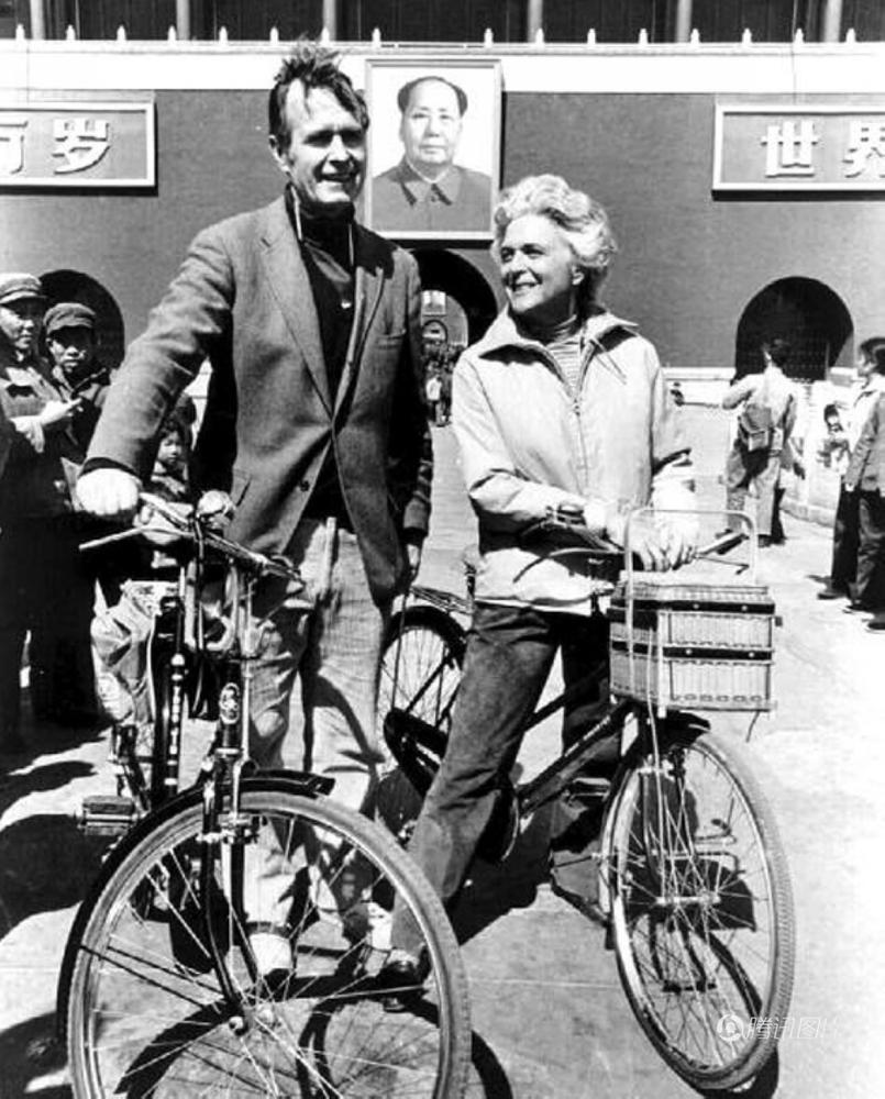 美国前总统老布什患病入院 病榻前秀父子亲情(图)