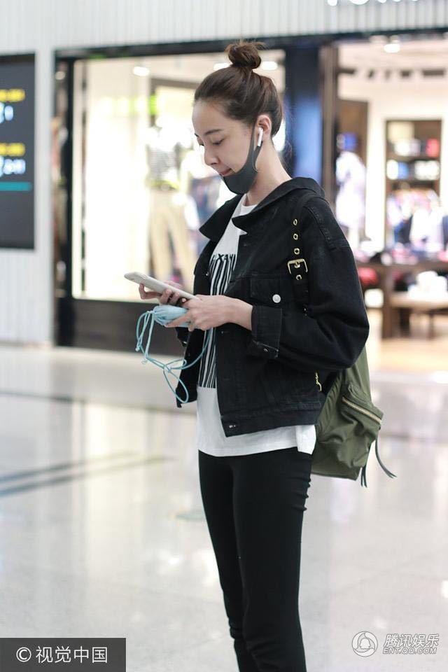 高清:米露素颜结发现身机场 肤白唇红元气十足