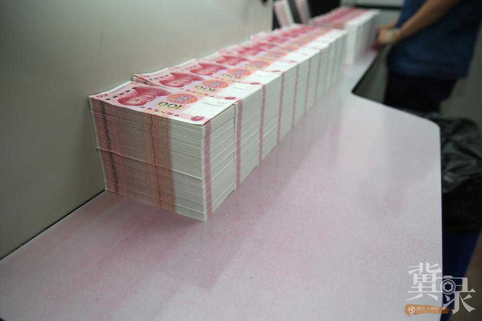 探秘印钞公司:工人每天过手千万但心中无"钱"