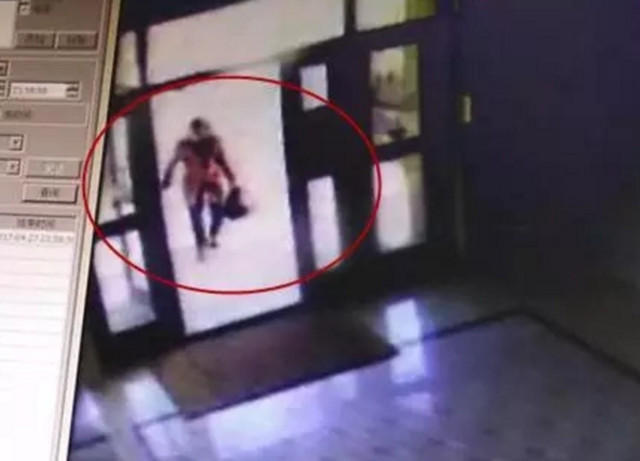 男子偷摸女生屁股 被一巴掌打懵