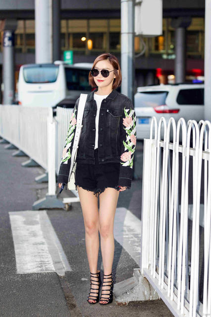 尽显修长美腿的牛仔短裤搭配酷感高跟鞋,也是分分钟凸显长腿优势.