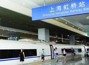听说小贾怀孕，齐某从苏州工作地赶到上海虹桥火车站 来源：网络
