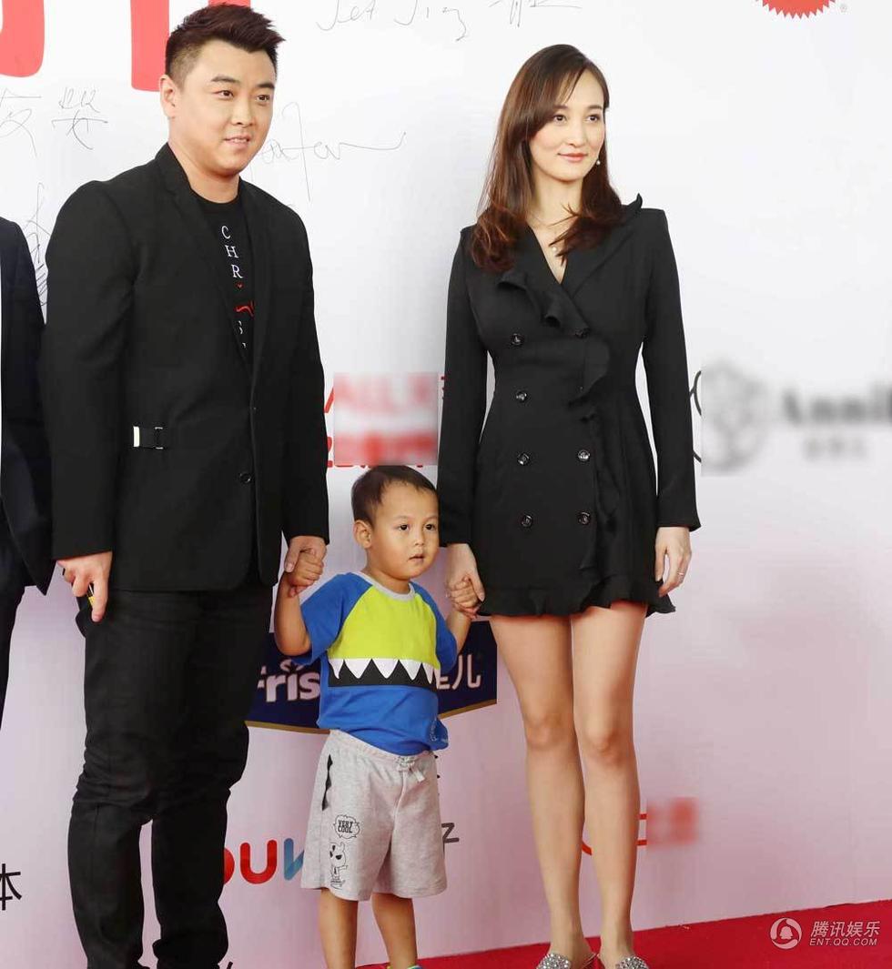 近日,乒乓球世界冠军王皓携带娇妻闫博雅与儿子参加活动,他的妻子刚刚