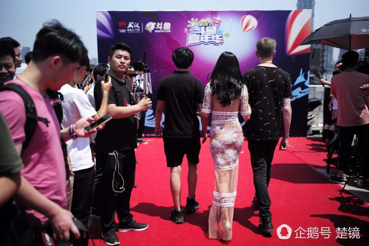 斗鱼嘉年华红毯秀群魔乱舞 人气主播悉数到场