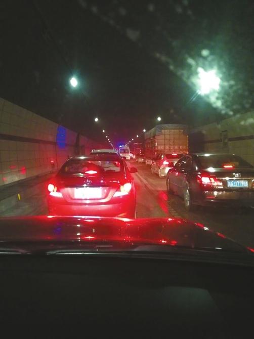 都汶高速隧道堵车 数百车主为救护车让出救命通道