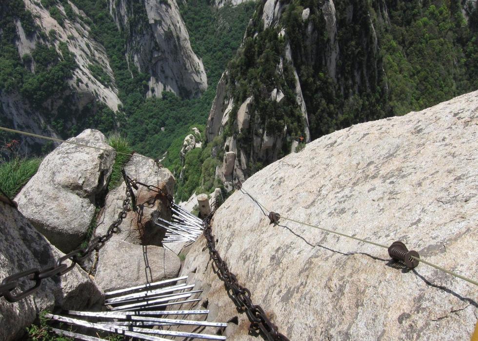 组图:华山长空栈道:比玻璃栈道恐怖一万倍