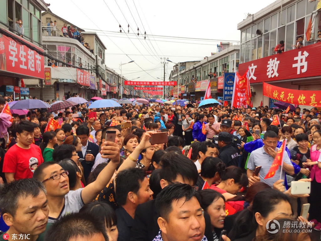 &quot;高考工厂&quot;毛坦厂中学再现万人送考，这次在雨中