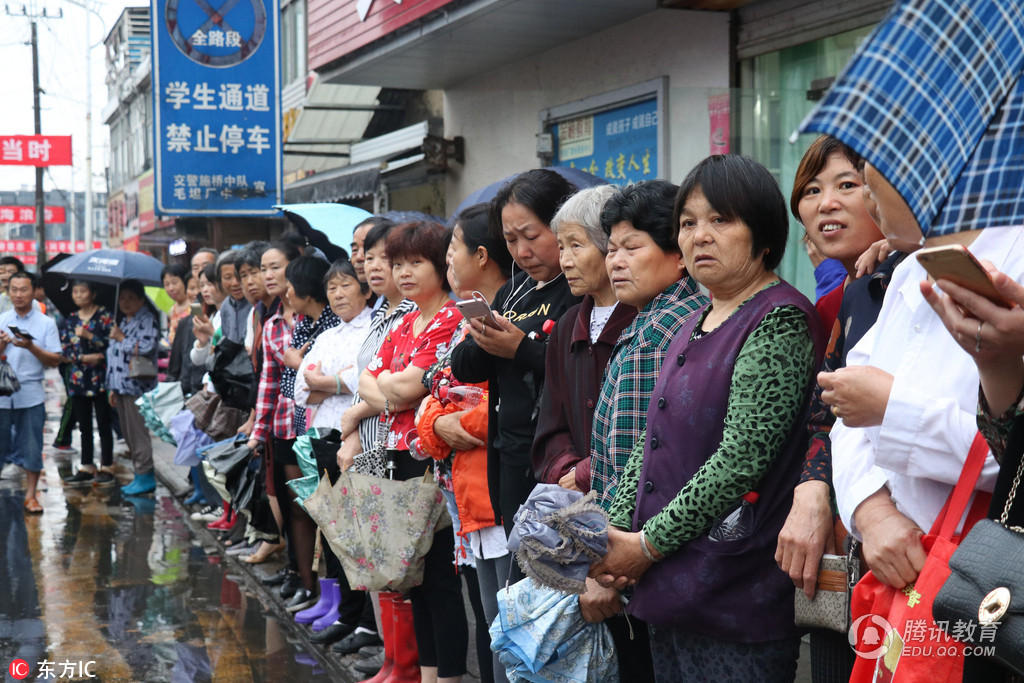 &quot;高考工厂&quot;毛坦厂中学再现万人送考，这次在雨中