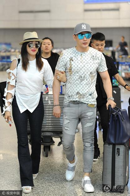 钟丽缇夫妇十指紧扣秀恩爱 体态丰腴小肚腩抢镜