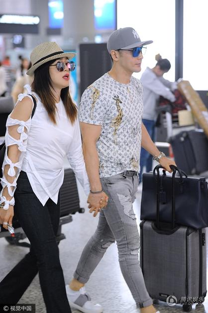 钟丽缇夫妇十指紧扣秀恩爱 体态丰腴小肚腩抢镜