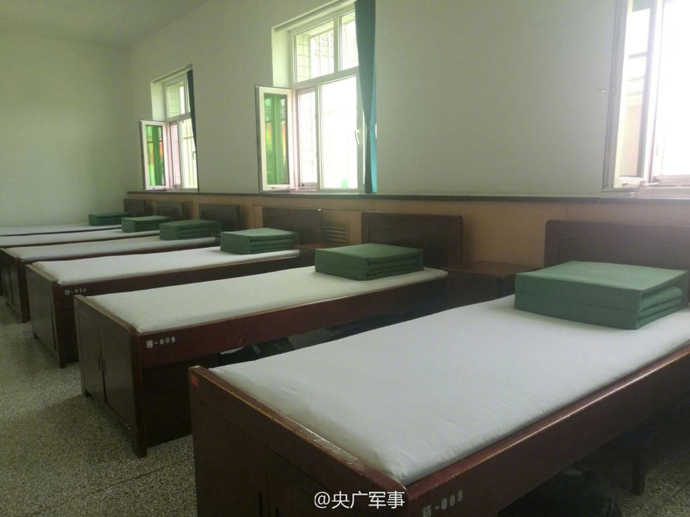 2/9 图为武警官兵的寝室,可见床铺被褥整理的十分整齐.