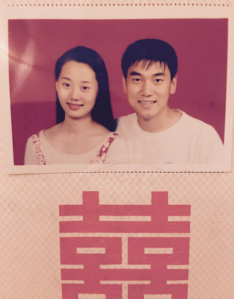 高清:林依轮结婚22周年 拍摄民国复古风全家福