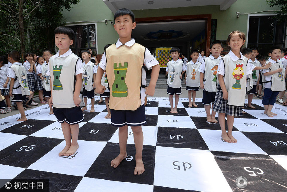 高清:邯郸真人国际象棋 小学生扮"棋子"