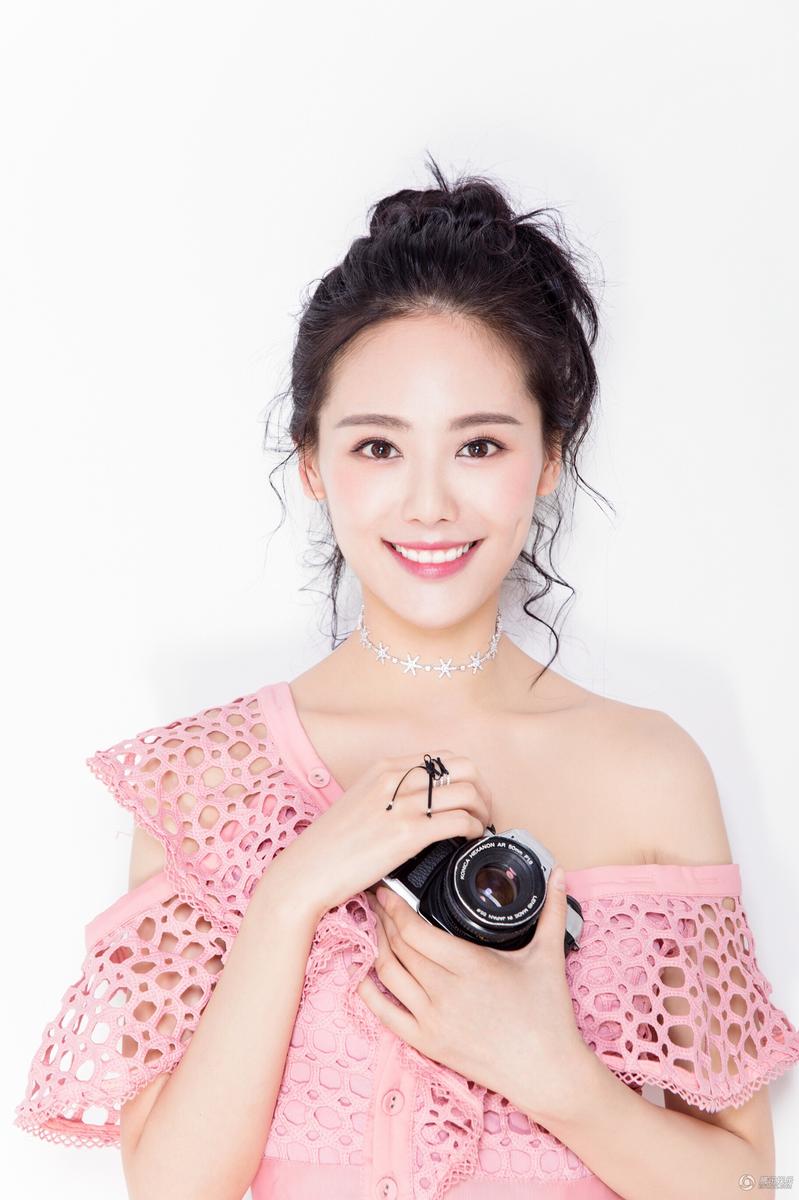 高清:吴佩柔俏皮甜美写真曝光 展现青春正能量