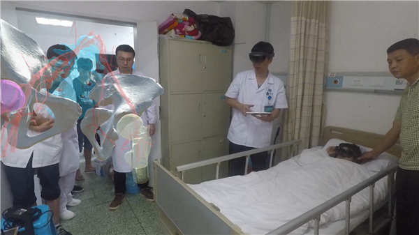 武汉协和医院完成混合现实技术下髋部骨折手术