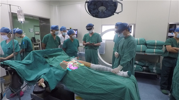 武汉协和医院完成混合现实技术下髋部骨折手术
