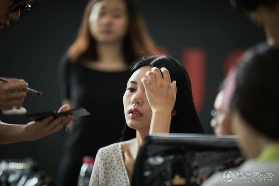 运动女神10强大片化妆现场:你会想要看谁的素颜