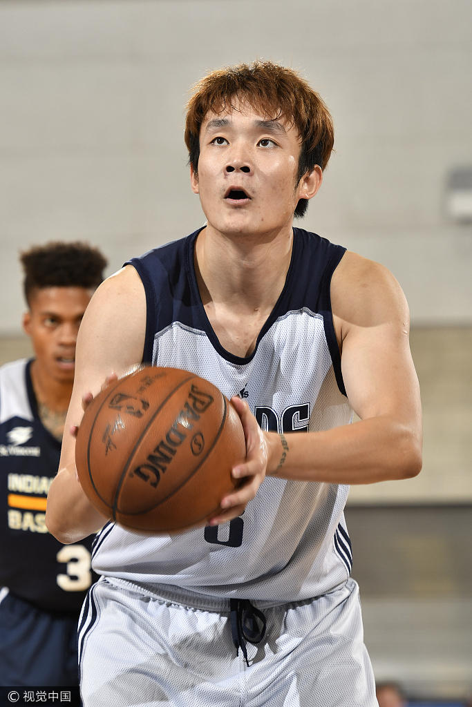 高清:丁彦雨航夏联第三战突破犀利 飞身扣篮