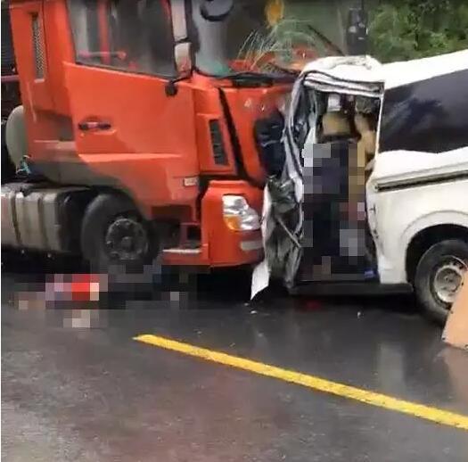317国道四川省阿坝州理县彭家河坝一客车与罐车相撞致8人死亡