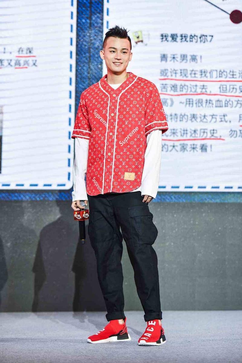 《青禾男高》首映礼 欧豪亮相一身潮装时尚亮相
